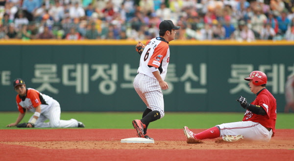 손아섭, 원바운드 캐치후 빠르게 송구해 주자를 잡아내는 모습